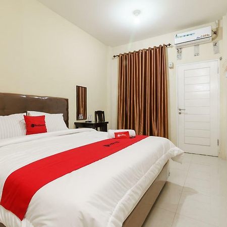 Reddoorz Syariah Near Rs Pirngadi Medan Hotel Exterior photo