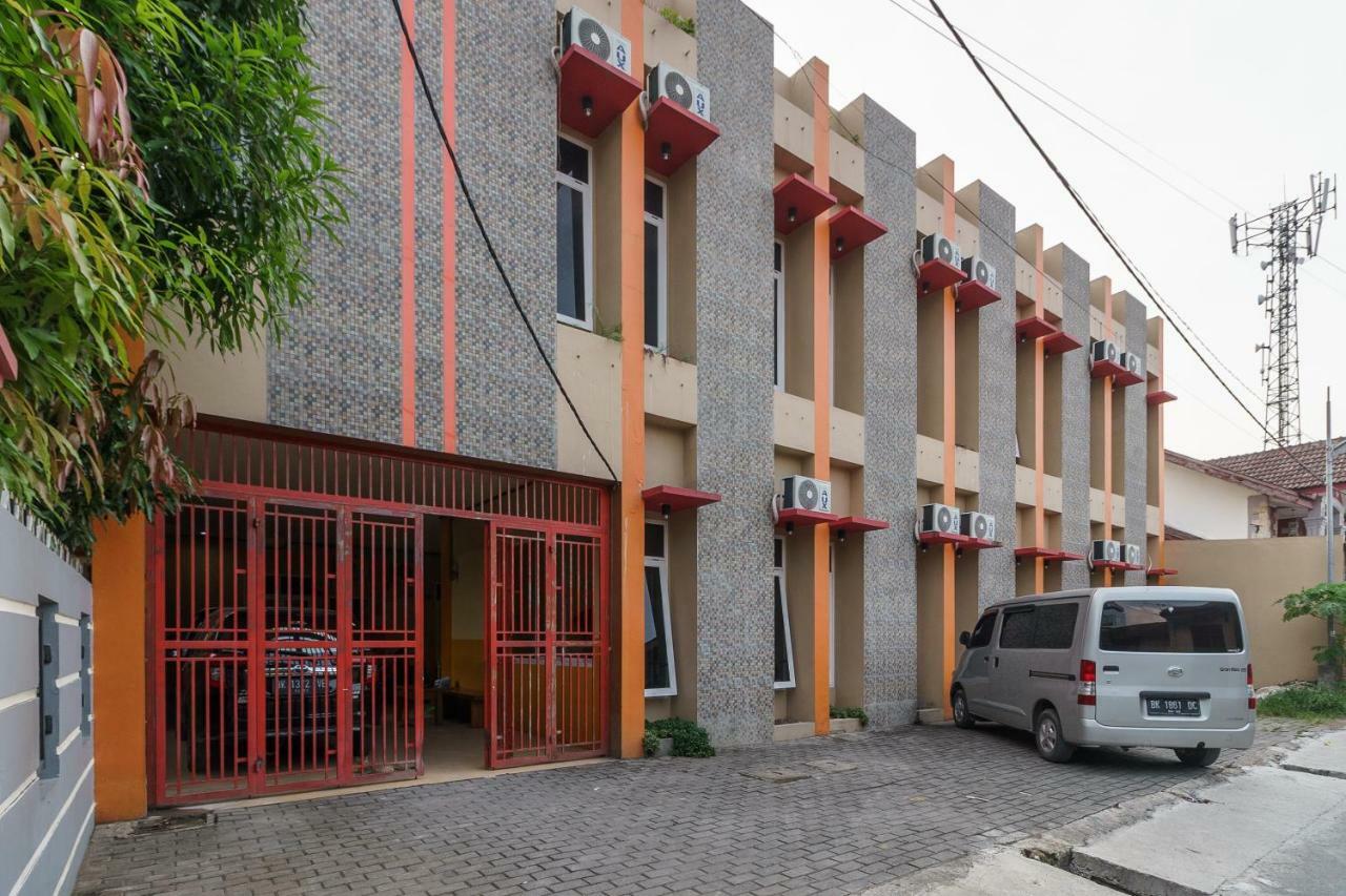 Reddoorz Syariah Near Rs Pirngadi Medan Hotel Exterior photo